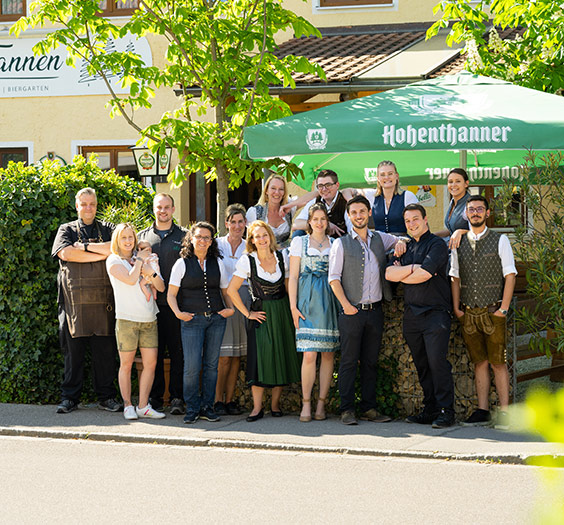 Team vor Gasthof Drei Tannen in Moosburg