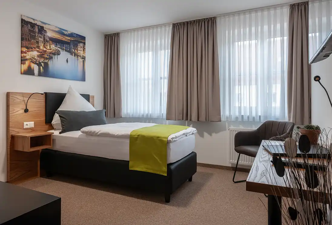 Helles Einzelzimmer im Hotel Gasthof Drei Tannen in Moosburg