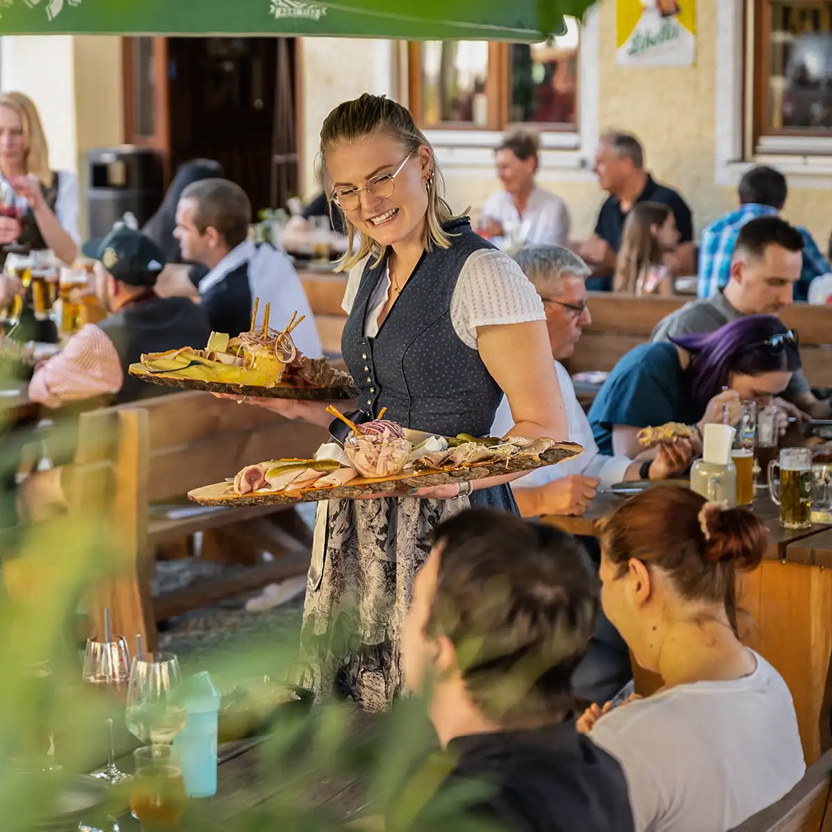 Team des Gasthof Drei Tannen in Moosburg vor dem Gasthofeingang – bayerische Gastfreundschaft mit Herz