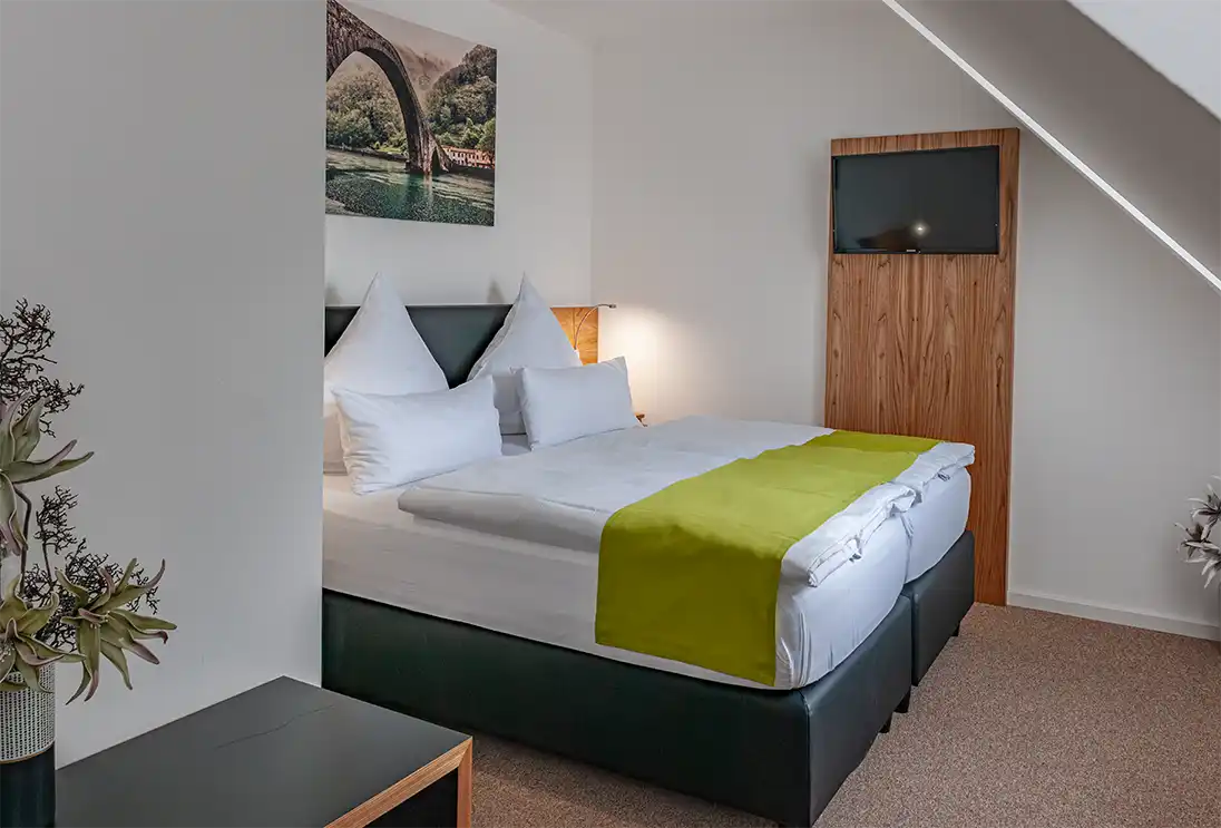 Helles Doppelzimmer im Hotel Gasthof Drei Tannen in Moosburg mit Boxspringbett