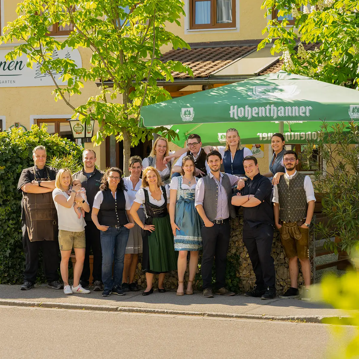 Team des Gasthof Drei Tannen in Moosburg vor dem Gasthofeingang – bayerische Gastfreundschaft mit Herz