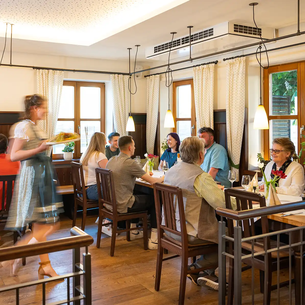 Team des Gasthof Drei Tannen in Moosburg vor dem Gasthofeingang – bayerische Gastfreundschaft mit Herz