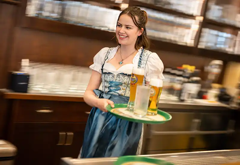 Team des Gasthof Drei Tannen in Moosburg vor dem Gasthofeingang – bayerische Gastfreundschaft mit Herz