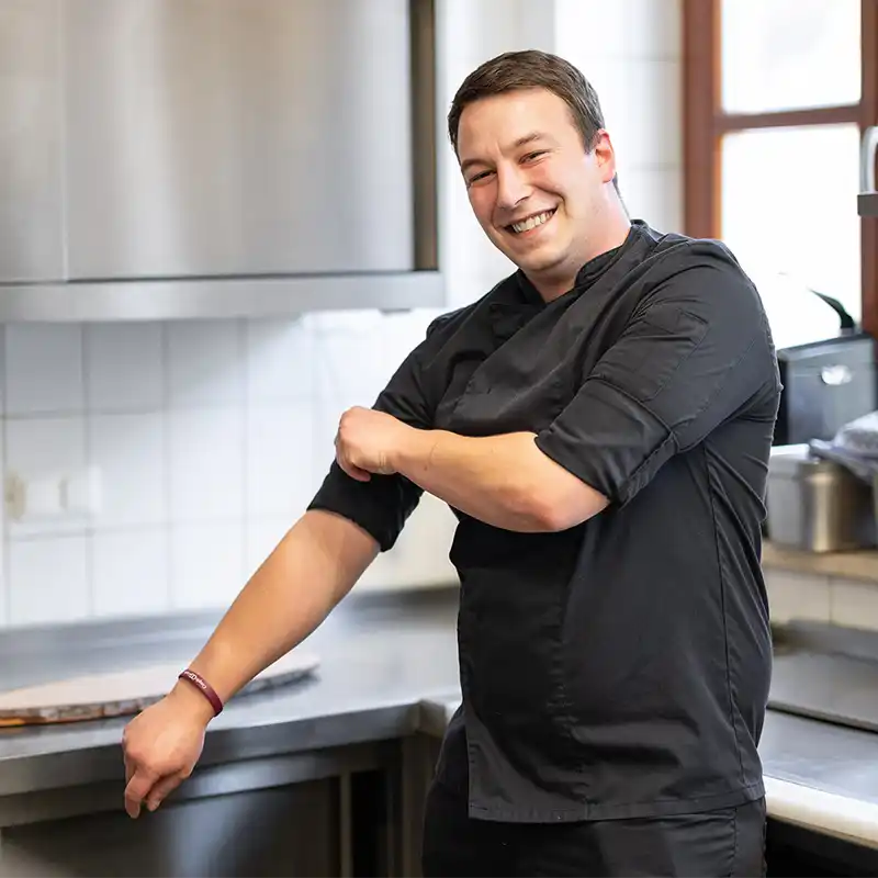 Team des Gasthof Drei Tannen in Moosburg vor dem Gasthofeingang – bayerische Gastfreundschaft mit Herz