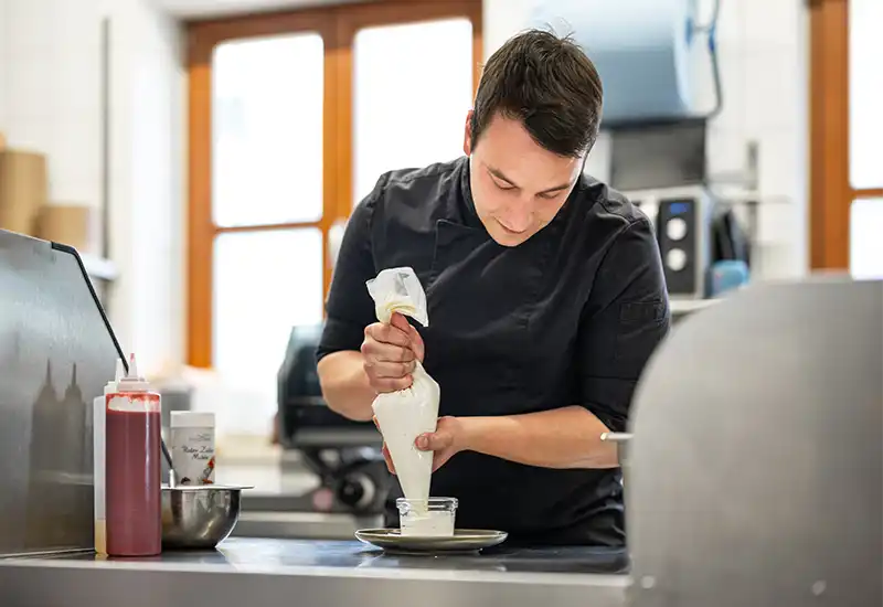 Team des Gasthof Drei Tannen in Moosburg vor dem Gasthofeingang – bayerische Gastfreundschaft mit Herz