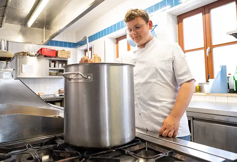 Team des Gasthof Drei Tannen in Moosburg vor dem Gasthofeingang – bayerische Gastfreundschaft mit Herz