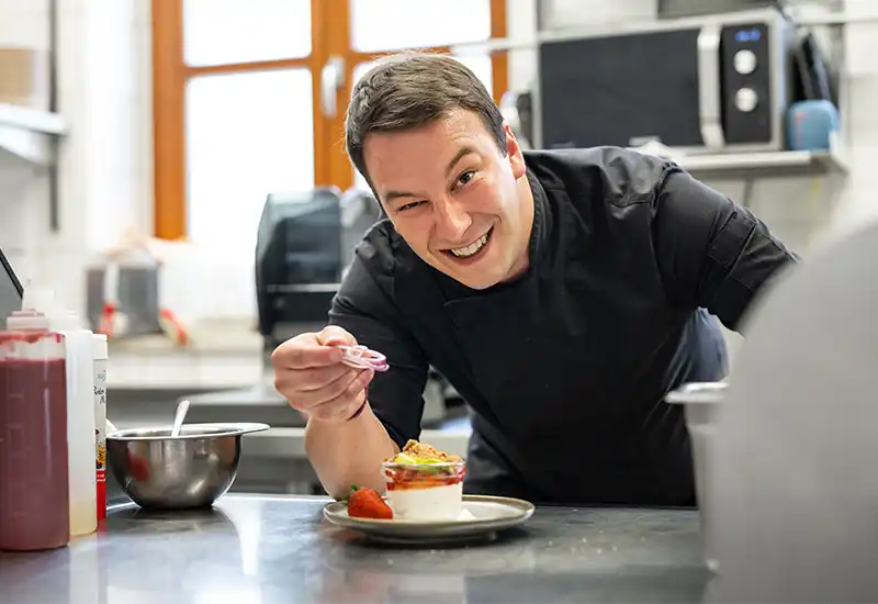 Team des Gasthof Drei Tannen in Moosburg vor dem Gasthofeingang – bayerische Gastfreundschaft mit Herz