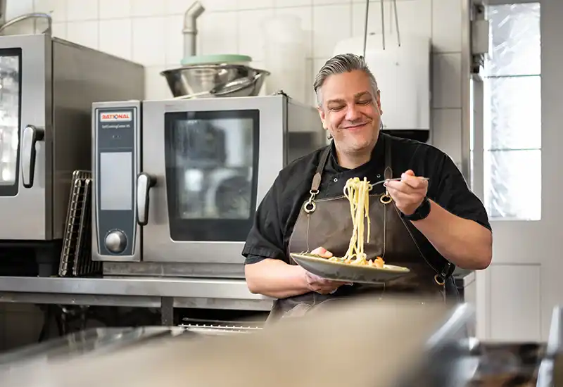 Team des Gasthof Drei Tannen in Moosburg vor dem Gasthofeingang – bayerische Gastfreundschaft mit Herz