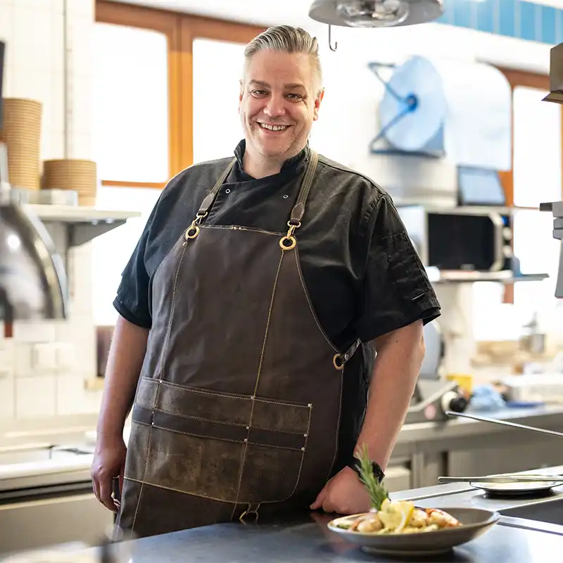 Team des Gasthof Drei Tannen in Moosburg vor dem Gasthofeingang – bayerische Gastfreundschaft mit Herz