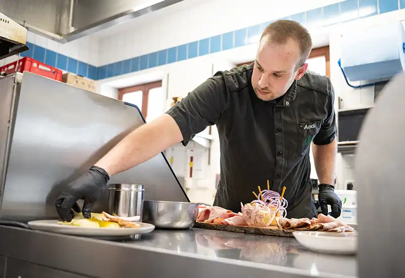 Team des Gasthof Drei Tannen in Moosburg vor dem Gasthofeingang – bayerische Gastfreundschaft mit Herz
