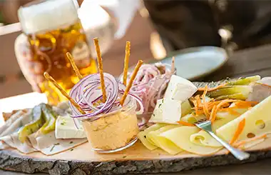 WIR SIND FÜR SIE DA! täglich von. 11 – 22 Uhr. Warme Küche regulär bis 22 Uhr. – kein Ruhetag