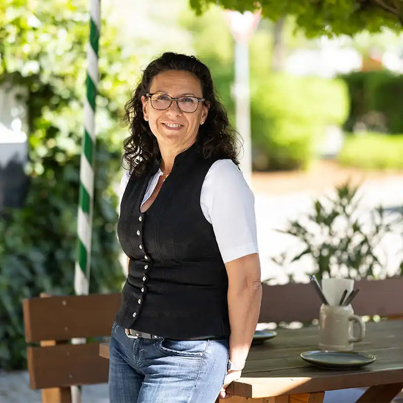 Team des Gasthof Drei Tannen in Moosburg vor dem Gasthofeingang – bayerische Gastfreundschaft mit Herz