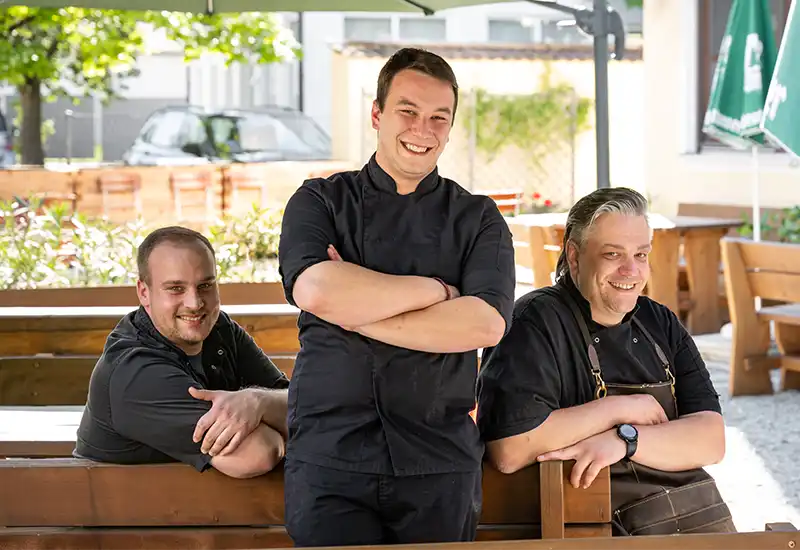 Team des Gasthof Drei Tannen in Moosburg vor dem Gasthofeingang – bayerische Gastfreundschaft mit Herz