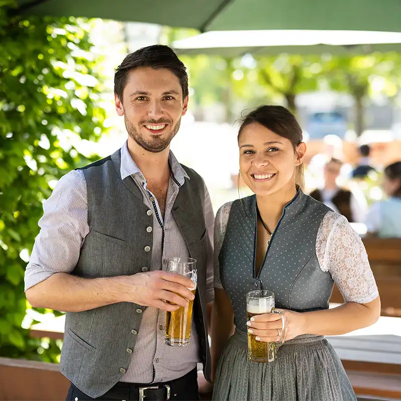 Team des Gasthof Drei Tannen in Moosburg vor dem Gasthofeingang – bayerische Gastfreundschaft mit Herz