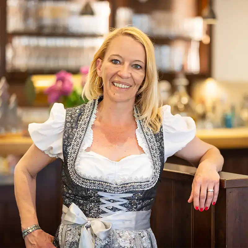 Team des Gasthof Drei Tannen in Moosburg vor dem Gasthofeingang – bayerische Gastfreundschaft mit Herz