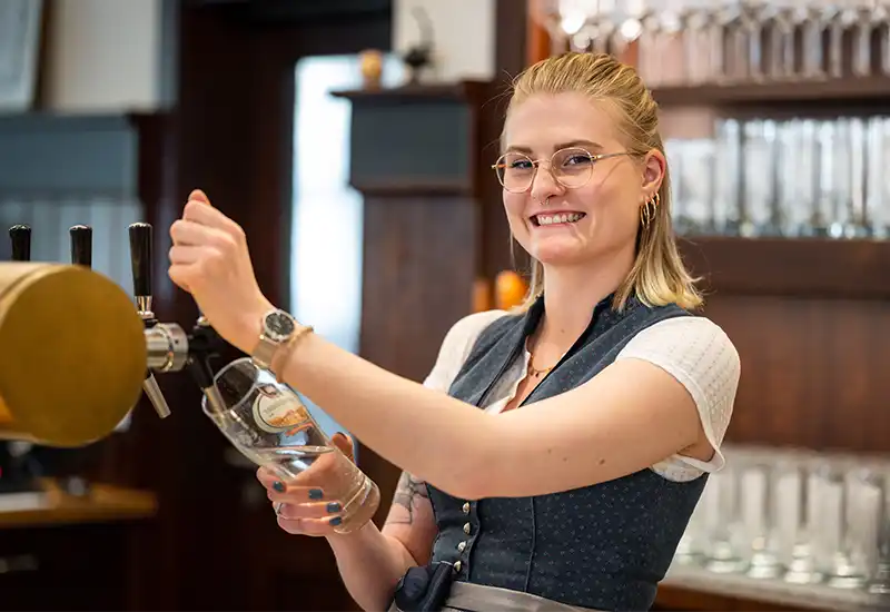 Team des Gasthof Drei Tannen in Moosburg vor dem Gasthofeingang – bayerische Gastfreundschaft mit Herz