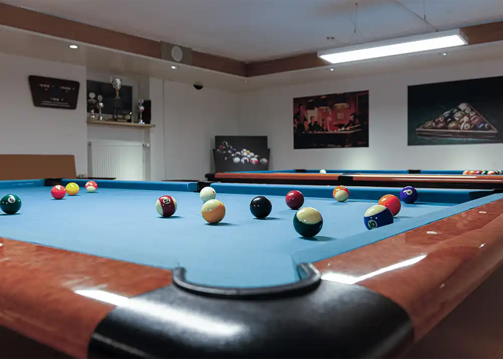 Billard spielen im Gasthof Drei Tannen in Moosburg – Pool Billard Tisch im Billardkeller