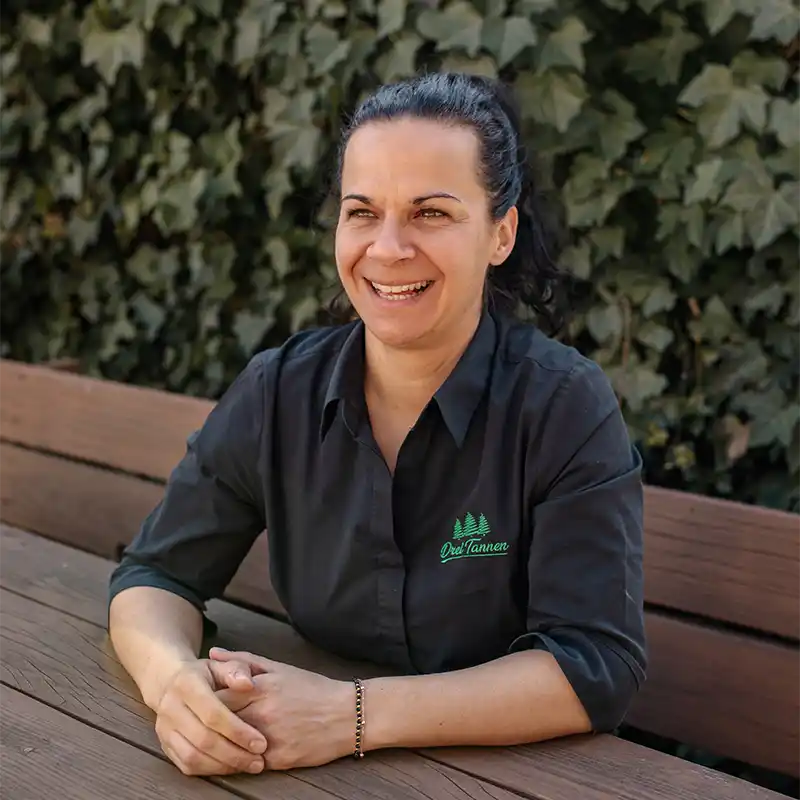 Team des Gasthof Drei Tannen in Moosburg vor dem Gasthofeingang – bayerische Gastfreundschaft mit Herz