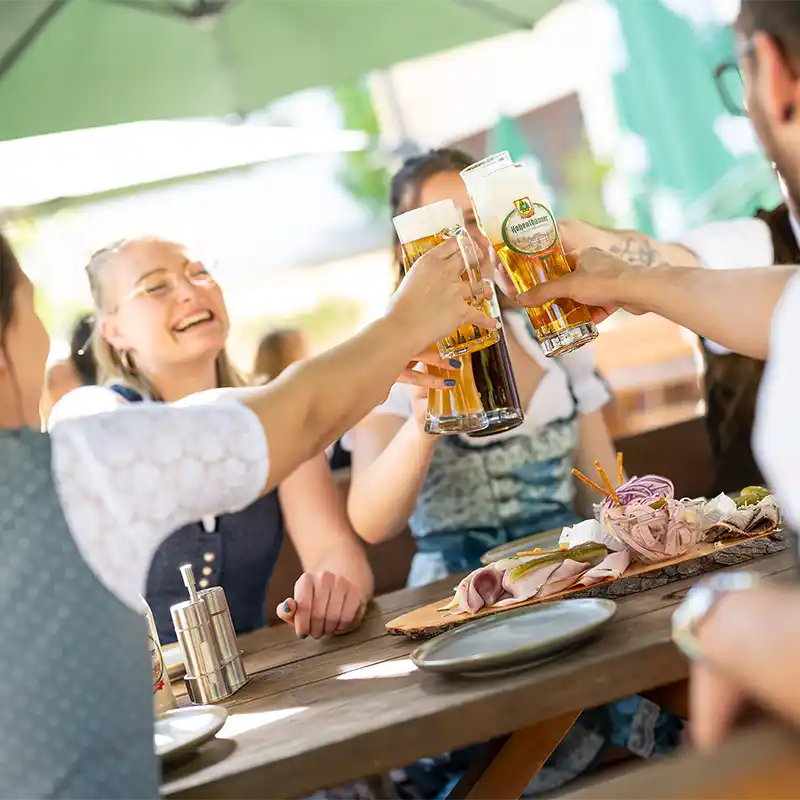 Team des Gasthof Drei Tannen in Moosburg vor dem Gasthofeingang – bayerische Gastfreundschaft mit Herz
