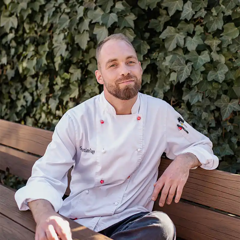 Team des Gasthof Drei Tannen in Moosburg vor dem Gasthofeingang – bayerische Gastfreundschaft mit Herz