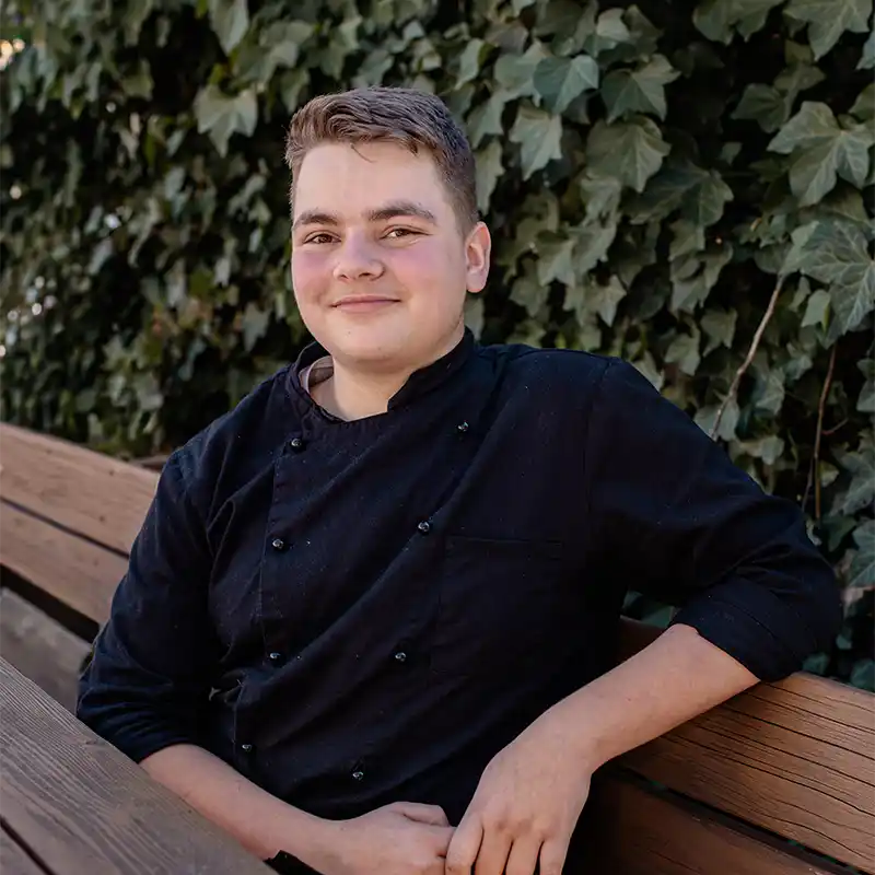 Team des Gasthof Drei Tannen in Moosburg vor dem Gasthofeingang – bayerische Gastfreundschaft mit Herz