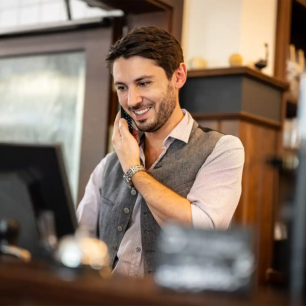 Team des Gasthof Drei Tannen in Moosburg vor dem Gasthofeingang – bayerische Gastfreundschaft mit Herz