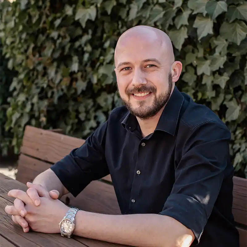 Team des Gasthof Drei Tannen in Moosburg vor dem Gasthofeingang – bayerische Gastfreundschaft mit Herz